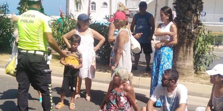 Silifke'de üst geçit isteyen halk yolu trafiğe kapattı