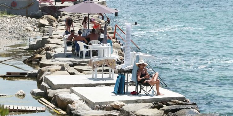 Silivri'de 'loca' tartışması: Denize girilen kayalıklara beton dökerek kendilerine ait alanlar oluşturdular