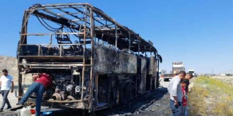 Sınırdan geçen İran plakalı yolcu otobüsü, Ağrı'da alev aldı