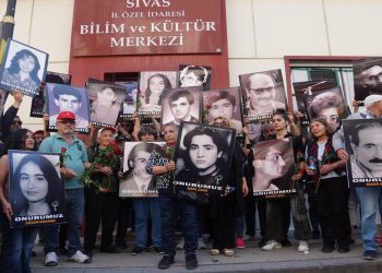 Sivas Katliamı’nda hayatını kaybedenler, Madımak Oteli önünde anıldı