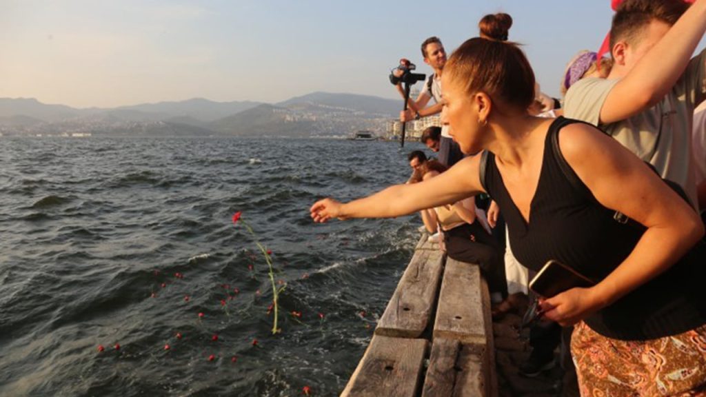 Sivas Katliamı'nın 30. yılı dolayısıyla İzmir'de denize karanfil bırakıldı