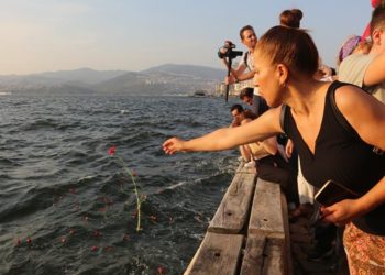 Sivas Katliamı'nın 30. yılı dolayısıyla İzmir'de denize karanfil bırakıldı