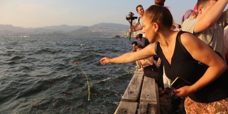 Sivas Katliamı'nın 30. yılı dolayısıyla İzmir'de denize karanfil bırakıldı