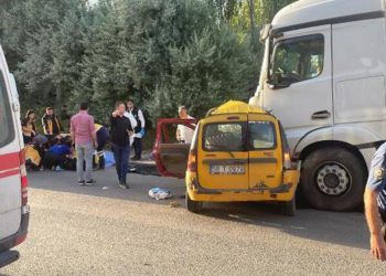 Sivas’ta kamyonla taksi çarpıştı; 4 ölü, 1 yaralı