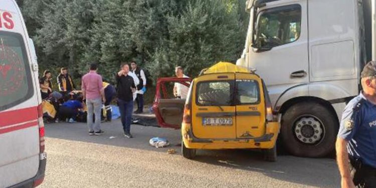 Sivas’ta kamyonla taksi çarpıştı; 4 ölü, 1 yaralı