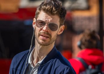 Siyasi parti lideri gözlük çalarken yakalandı