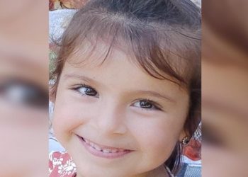 Sokakta oynarken üzerine demir kapı düşen çocuk öldü
