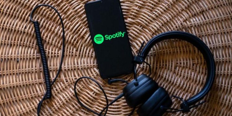 Spotify, uygulamayı reklamsız olarak kullanan 200 milyonu aşkın kullanıcısı için abonelik ücretlerini artırdı.