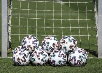 Yeni sezonda Trendyol isim sponsorluğunda oynanacak Süper Lig'de 2023-2024 öncesi çok sayıda kulüp kombine kartlarını satışa sunarken, en ucuz kombine 125 lira, en pahalısı ise 150 bin lira olarak dikkati çekti.