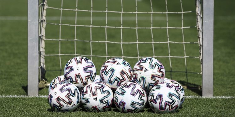 Yeni sezonda Trendyol isim sponsorluğunda oynanacak Süper Lig'de 2023-2024 öncesi çok sayıda kulüp kombine kartlarını satışa sunarken, en ucuz kombine 125 lira, en pahalısı ise 150 bin lira olarak dikkati çekti.