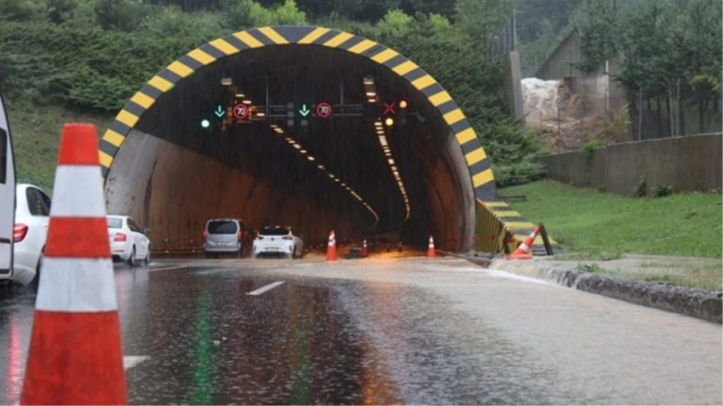 TEM Otoyolu'nda heyelan meydana geldi: Ankara-İstanbul yolu kapatıldı