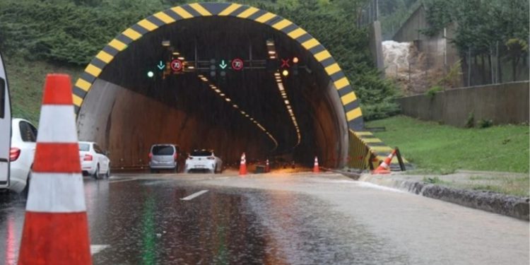 TEM Otoyolu'nda heyelan meydana geldi: Ankara-İstanbul yolu kapatıldı