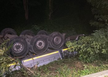 Takla atan tırdan burnu bile kanamadan çıktı