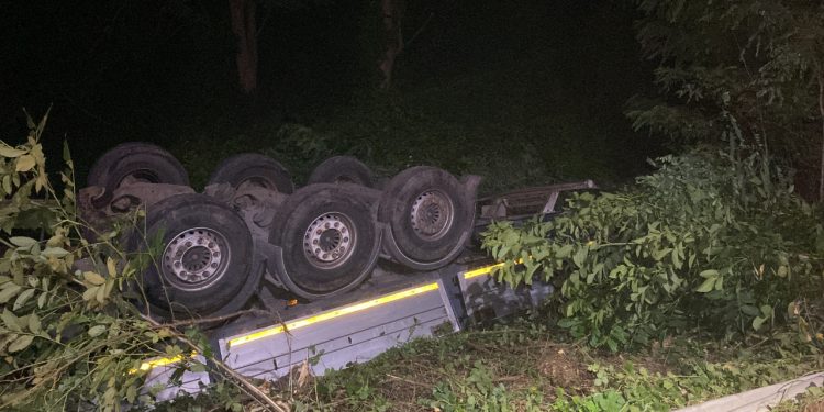 Takla atan tırdan burnu bile kanamadan çıktı