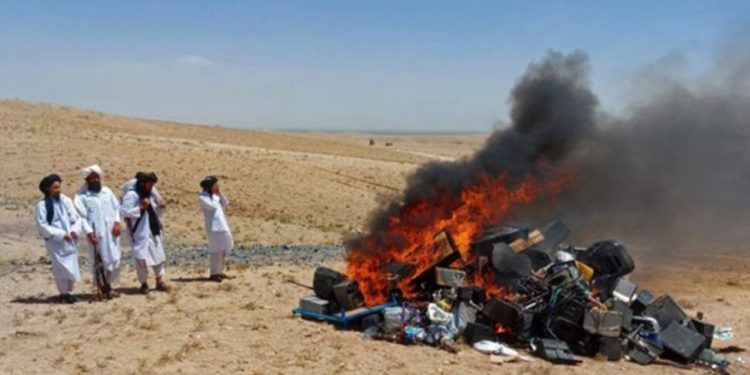 Taliban bu kez müzik aletlerini yaktı