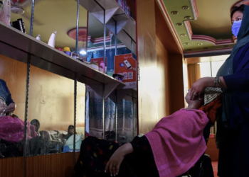 Taliban’ın hayata ve kadınlara karşı savaşı sürüyor: Tüm güzellik salonlarına kapanmaları için bir ay süre verildi