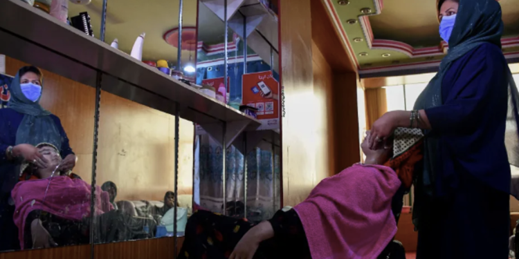 Taliban’ın hayata ve kadınlara karşı savaşı sürüyor: Tüm güzellik salonlarına kapanmaları için bir ay süre verildi