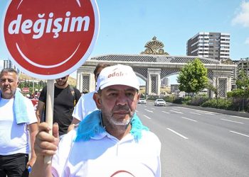 Bolu Belediye Başkanı Tanju Özcan, CHP yönetimine, "Kurultay tarihini bir an önce açıklayın. Benim tedbirimi kaldırmak suretiyle seçilme hakkımı bana verin. Kurultayda yeterli imzayı toplayıp karşınıza aday olarak çıkmaya hazırım" çağrısı yaptı.
