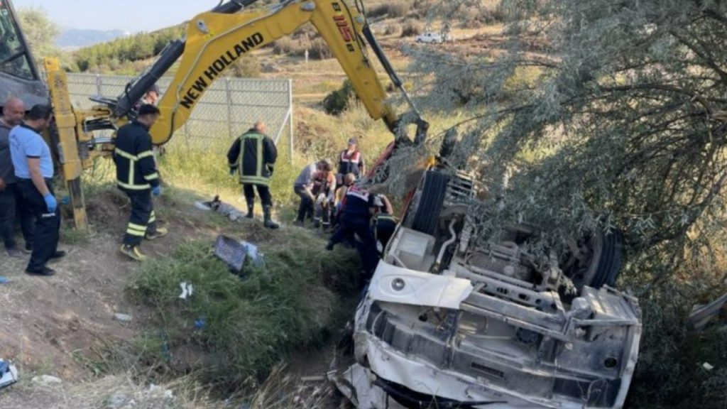 Tarım işçilerini taşıyan minibüs kaza yaptı: 1 kişi hayatını kaybetti