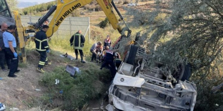 Tarım işçilerini taşıyan minibüs kaza yaptı: 1 kişi hayatını kaybetti