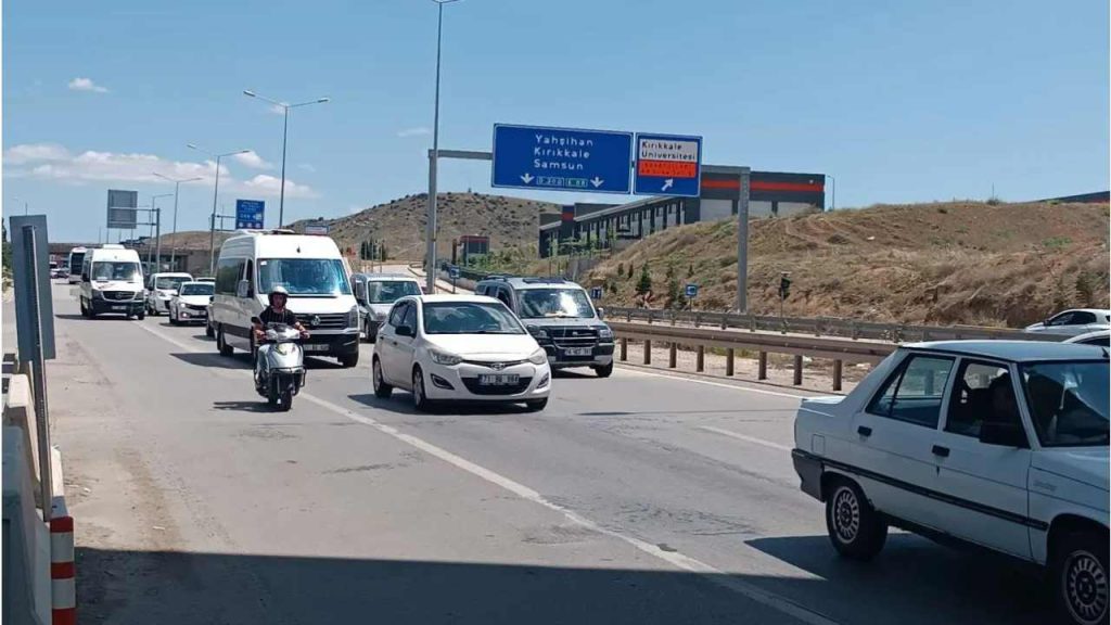 Tatilciler dönüş yoluna geçti; 43 ilin kesiştiği kentte trafik durdu