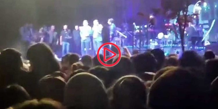 Tatvan Belediye Başkanı Geylani, belediye etkinliğinden yuhalandı