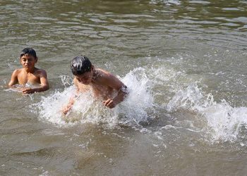 İstanbul başta olmak üzere birçok şehirde sıcaklıkların 40 dereceye yaklaşacağı belirtildi. Uzmanlar, sıcak havanın sağlığı tehdit edecek seviyede olduğunu belirterek, gerekmedikçe dışarı çıkılmaması konusunda uyarıda bulundu. Sağlık Bakanı Fahrettin Koca da sıcak hava dalgası sebebiyle dikkatli olunması uyarısını yaparken, vücut sıcaklığının 40 derecenin üzerine çıkmasının klinik bir durum olduğuna dikkati çekti.
