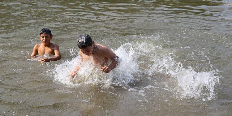 İstanbul başta olmak üzere birçok şehirde sıcaklıkların 40 dereceye yaklaşacağı belirtildi. Uzmanlar, sıcak havanın sağlığı tehdit edecek seviyede olduğunu belirterek, gerekmedikçe dışarı çıkılmaması konusunda uyarıda bulundu. Sağlık Bakanı Fahrettin Koca da sıcak hava dalgası sebebiyle dikkatli olunması uyarısını yaparken, vücut sıcaklığının 40 derecenin üzerine çıkmasının klinik bir durum olduğuna dikkati çekti.
