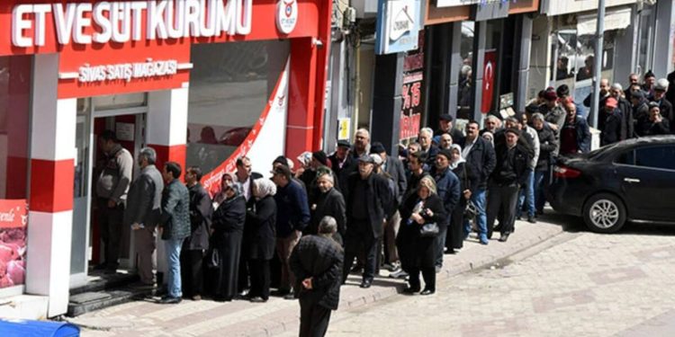 Ucuz et kuyruğu iktidarı rahatsız mı etti? Et ve Süt Kurumu'nun mağazalarının kapatıldığı iddiaları Meclis gündeminde