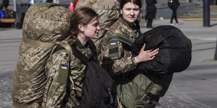 Ukraynalı kadınlarda cephede görev alma hazırlığı