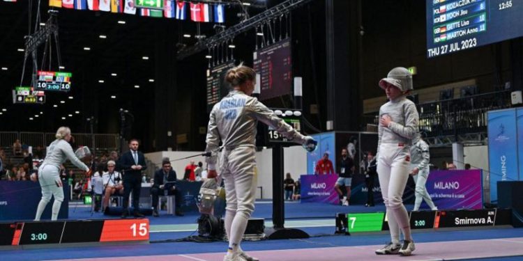 Ukraynalı eskrimci Olga Kharlan, İtalya'daki Dünya Eskrim Şampiyonası'nda Rus rakibi Anna Smirnova ile karşılaşma sonrası el sıkışmayı reddettiği için turnuvadan diskalifiye edildi.