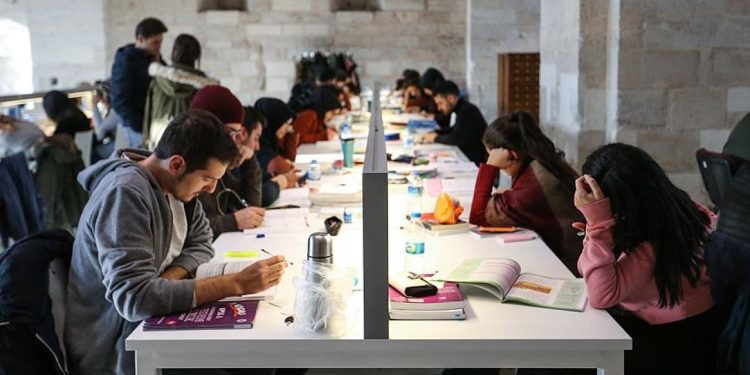 Üniversitede öğrenci katkı paylarına yüzde 61 zam