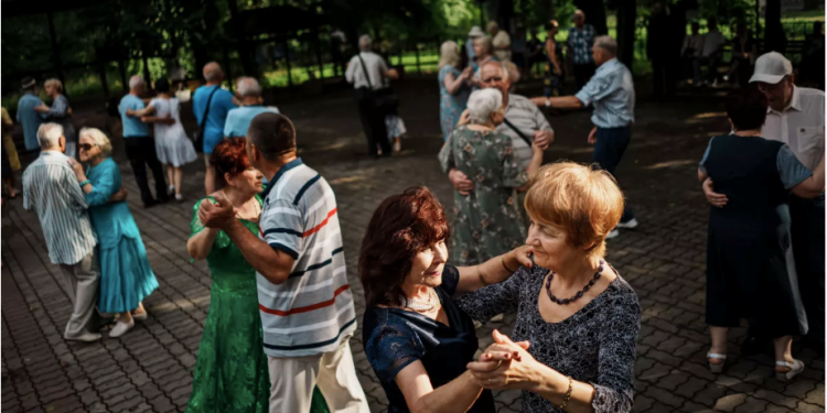 Uykusuz Kiev’de korkuyla başa çıkmanın yeni yolu: Dans