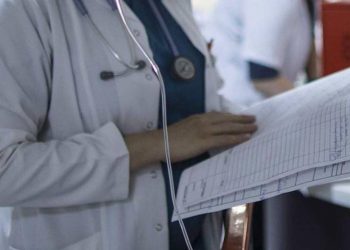 Uzman hekimlikte zorunlu hizmet süresi yarıya düşürüldü