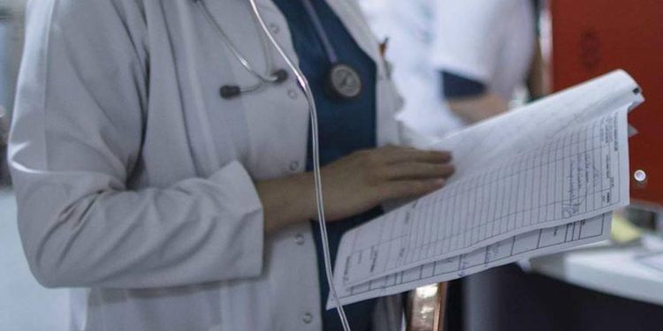 Uzman hekimlikte zorunlu hizmet süresi yarıya düşürüldü