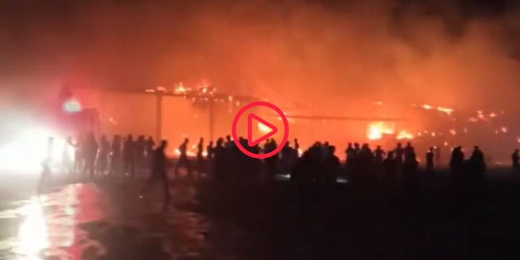 Van'da Samancılar Sitesi'nde çıkan yangın henüz söndürülemedi