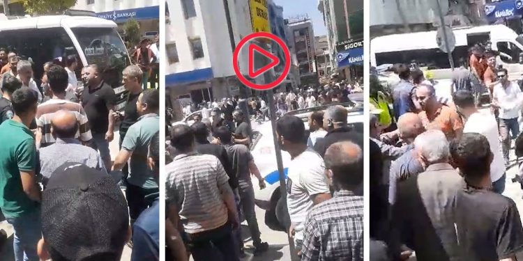 Van'da su satan çocuğa müdahale: Polis tepki gösteren bir kişiyi darbederek gözaltına aldı
