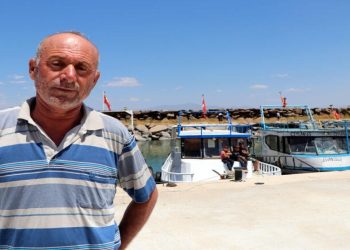 Yasak sona erdi: Van Gölü'nde balıkçılar ağlarını suya bıraktı