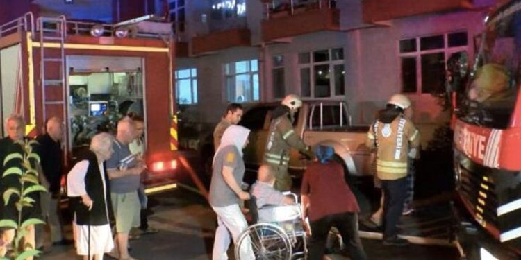Yaşlı bakım merkezinde yangın: Hastalar tahliye edildi