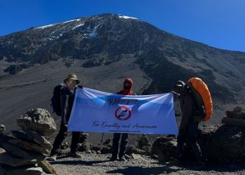 Yoksulluğa dikkat çekmek için Afrika’nın zirvesi Kilimanjaro’ya tırmandılar