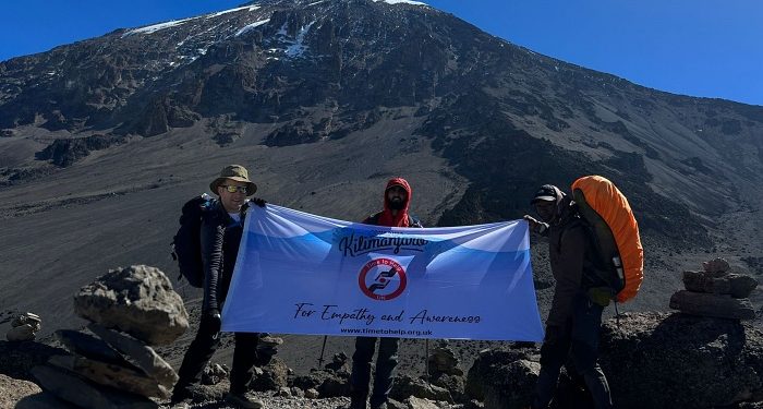 Yoksulluğa dikkat çekmek için Afrika’nın zirvesi Kilimanjaro’ya tırmandılar