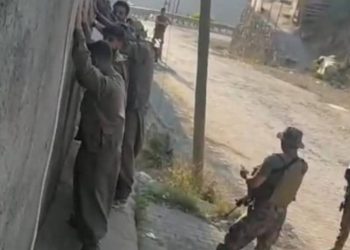 Yöresel kıyafetle düğüne giden beş çocuğu duvara yaslayıp GBT yaptılar