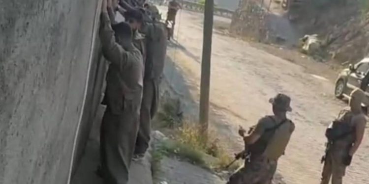 Yöresel kıyafetle düğüne giden beş çocuğu duvara yaslayıp GBT yaptılar