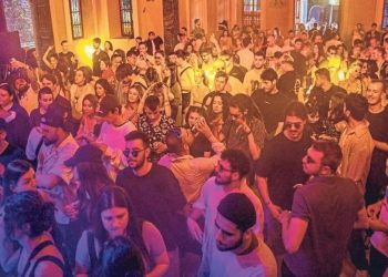 Yunanistan, İzmir'deki Aziz Vukolos Kilisesi'nde düzenlenen eğlenceyi kınadı