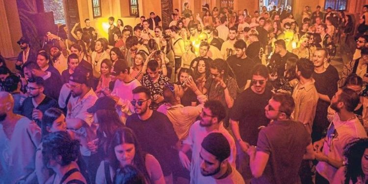 Yunanistan, İzmir'deki Aziz Vukolos Kilisesi'nde düzenlenen eğlenceyi kınadı