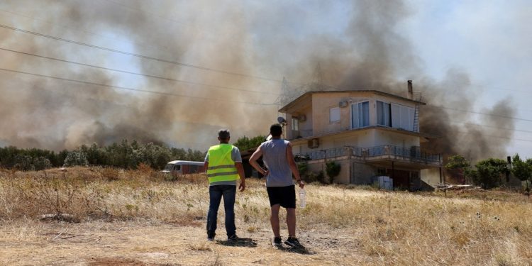 Yunanistan'da 24 saate onlarca orman yangını çıktı: Atina yakınlarında iki büyük yangına müdahale ediliyor
