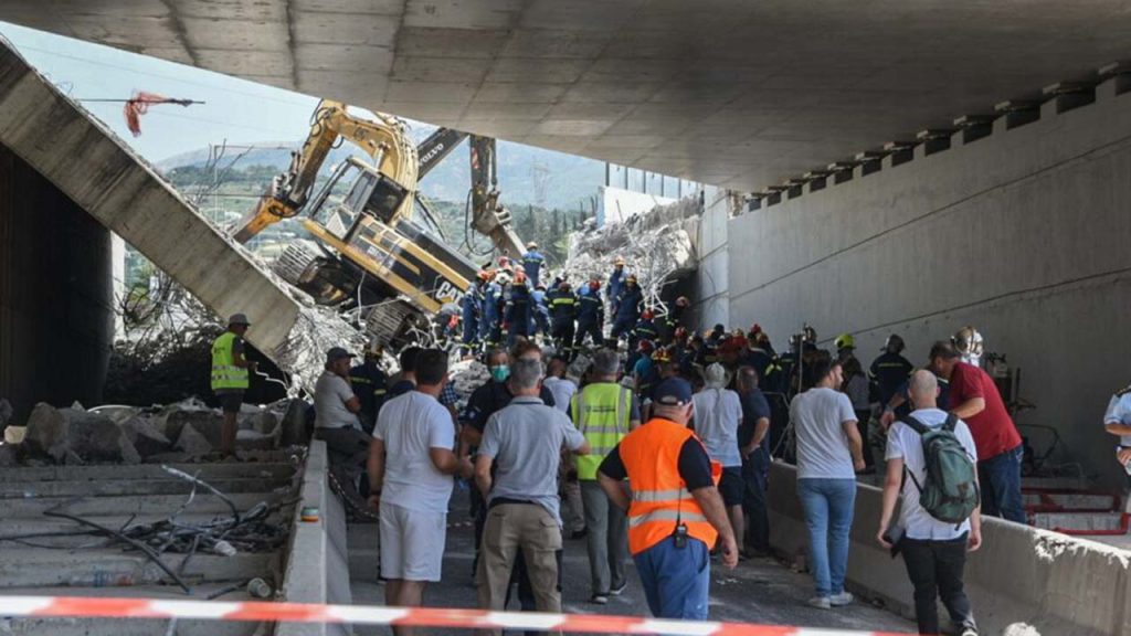 Yunanistan'da onarım çalışması yapılan köprü çöktü: Bir işçi öldü, dördü yaralandı