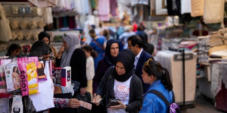 Reuters: “Ekonomik zorluk döneminde Türkiye dış siyasette yüzünü Batı’ya dönüyor”