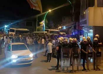 ‘Suriyeliler ev bastı’ iddiası Kocaeli’yi karıştırdı: Vatandaşlar sokağa döküldü, valilik iddiaları yalanladı