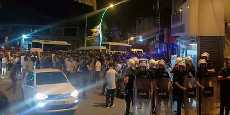 ‘Suriyeliler ev bastı’ iddiası Kocaeli’yi karıştırdı: Vatandaşlar sokağa döküldü, valilik iddiaları yalanladı